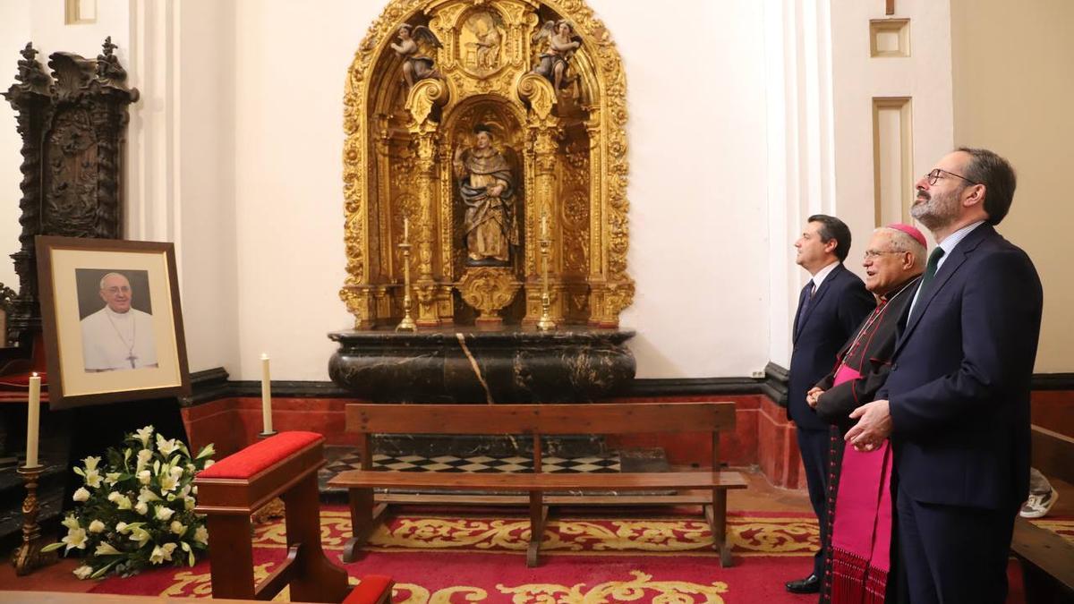 José María Bellido, Demetrio Fernández y Adolfo Molina, en la capilla de condolencias al Papa.