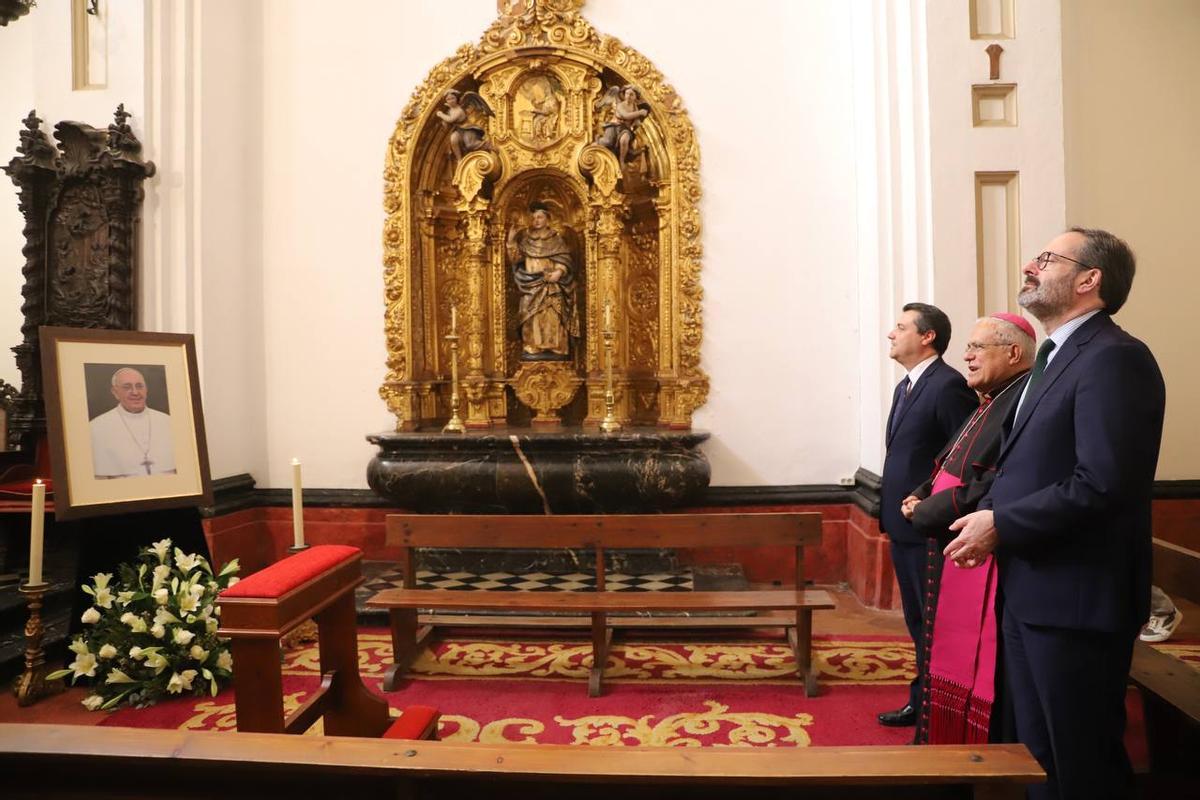 José María Bellido, Demetrio Fernández y Adolfo Molina, en la capilla.