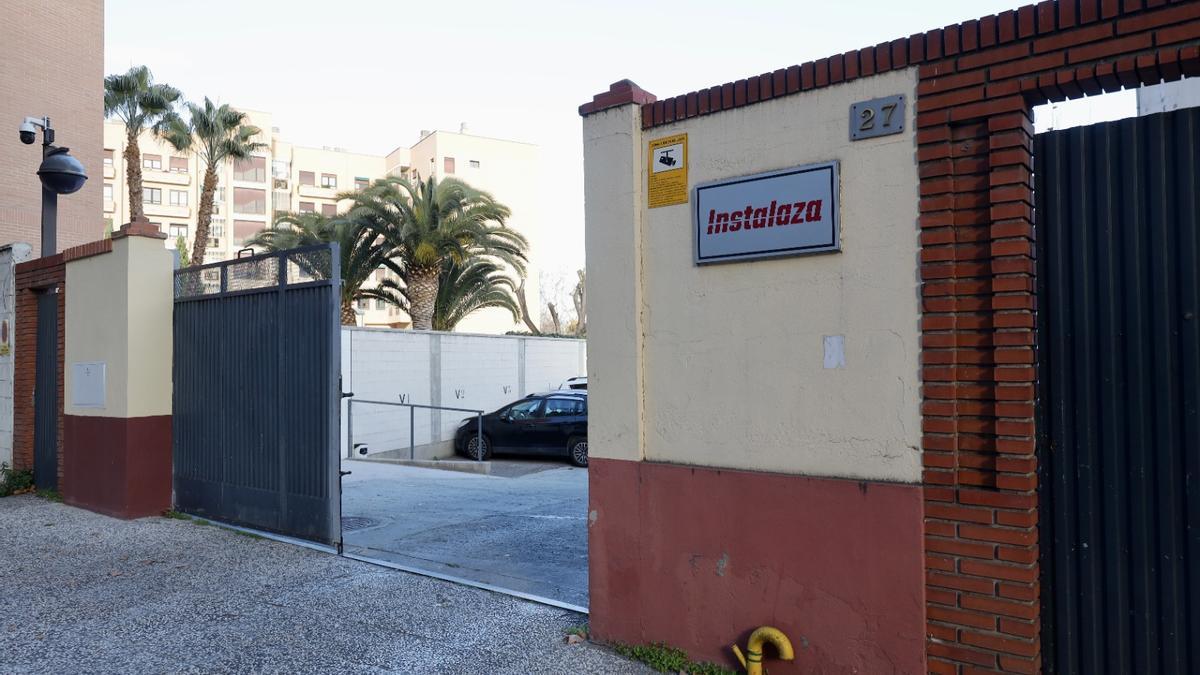 Puerta de acceso a la fábrica de Instalaza situada en la calle Monreal.