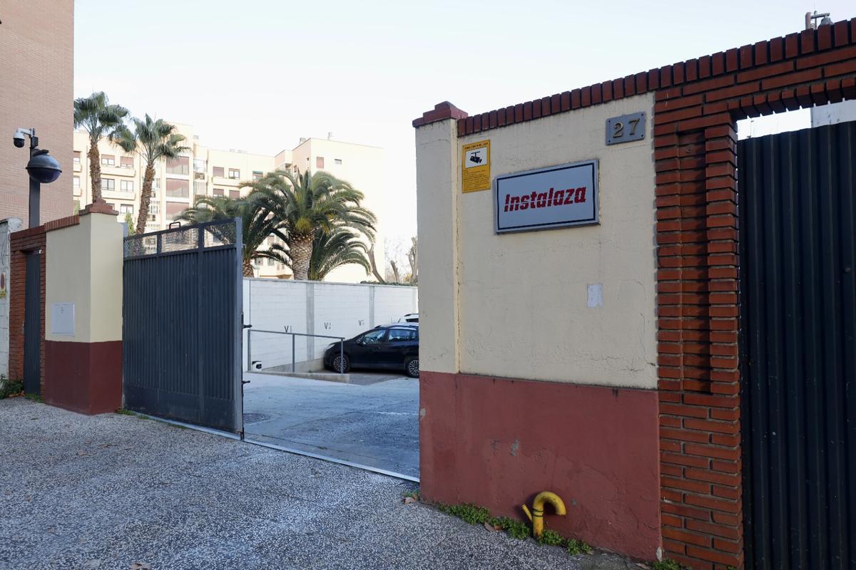Puerta de acceso a la fábrica de Instalaza situada en la calle Monreal.