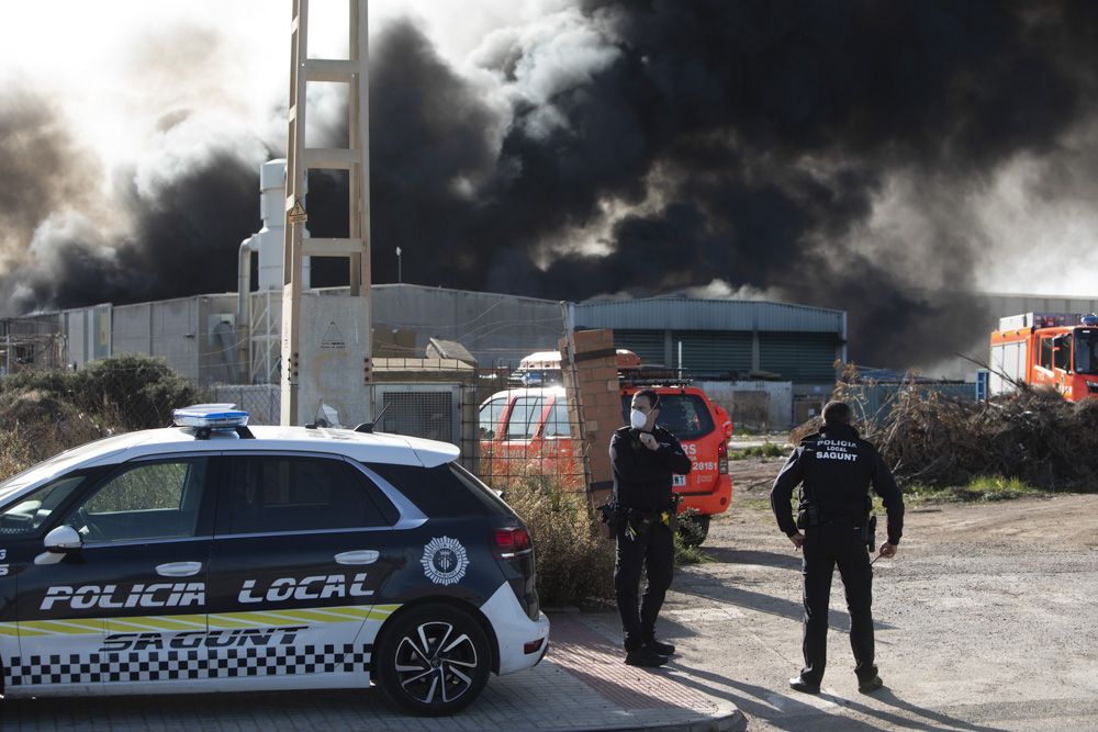 Así ha sido el tremendo incendio que ha arrasado una nave industrial en el Port de Sagunt
