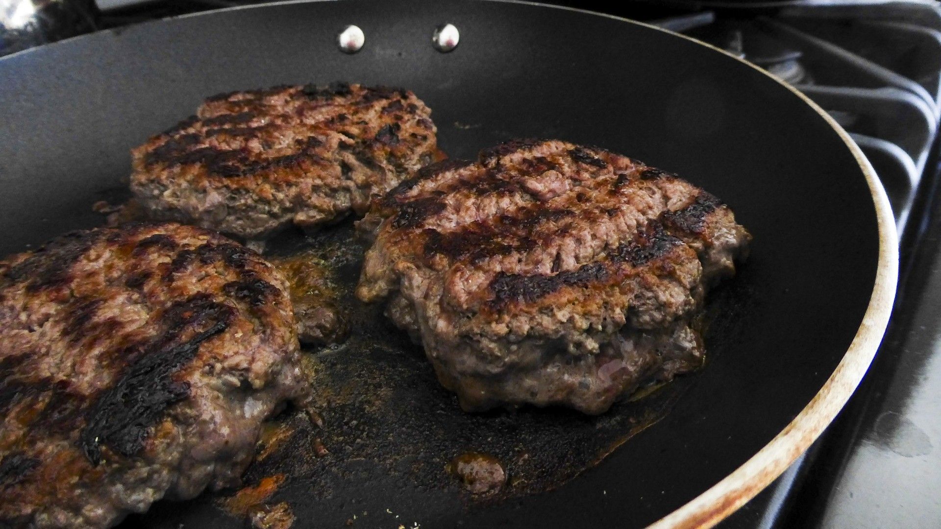 Hamburguesas cocinadas en una sartén