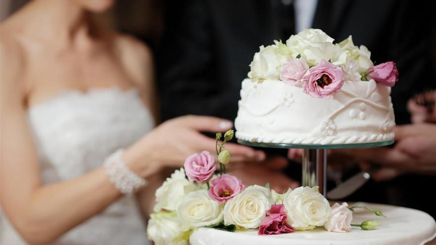 Novios tarta ¿Como serán las bodas tras el coronavirus?