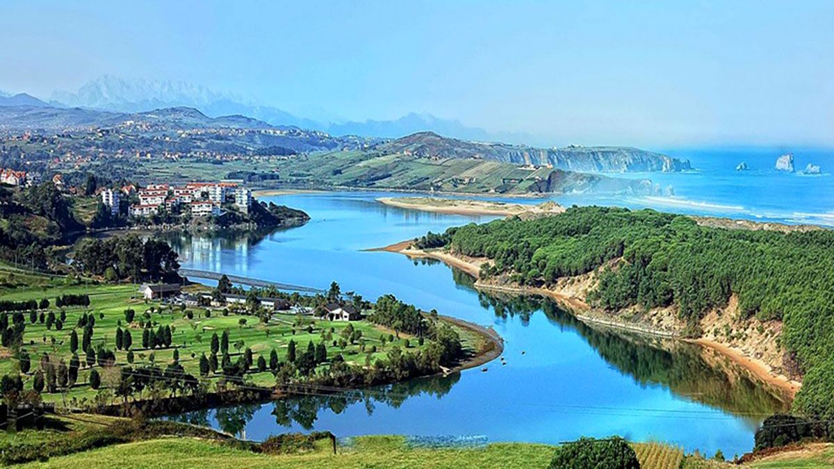 Panorámica de Miengo, donde la ría, los acantilados y las playas salvajes dibujan uno de los paisajes costeros más bellos del Cantábrico