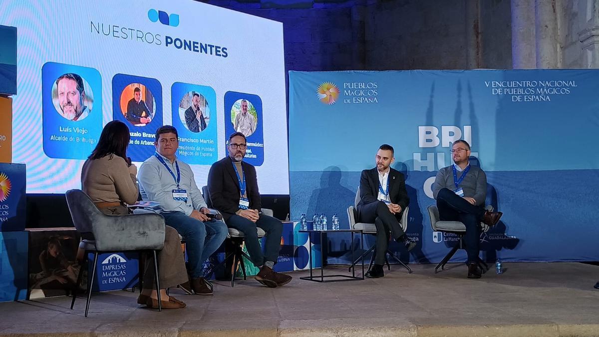 Alejandro Bermúdez, a la derecha, participando en una de las mesas redondas de la última asamblea de Pueblos Mágicos.