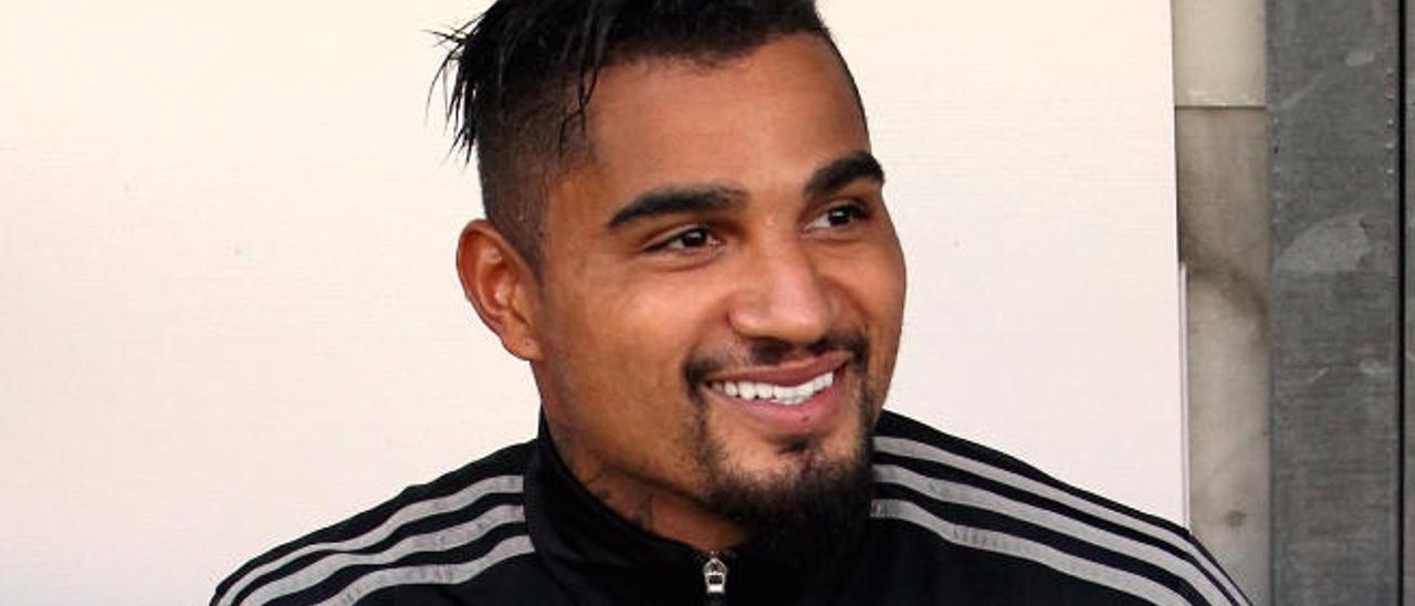 Kevin-Prince Boateng sonríe en el banquillo del Milán durante un partido amistoso de la temporada pasada.