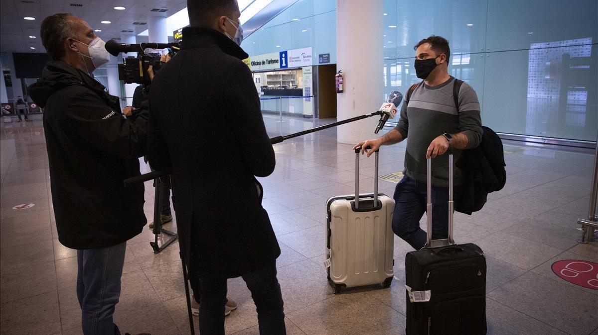 Otro viajero procedente de Londres se para para explicar su experiencia a la prensa.