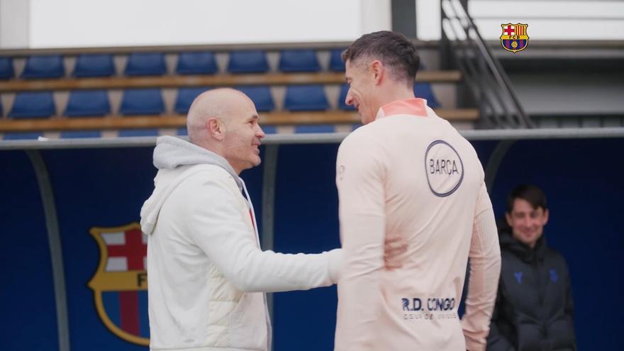 إنييستا يثني على ليفاندوفسكي خلال تدريبات برشلونة بحضور دي يونغ وفيرمين بعد التعافي