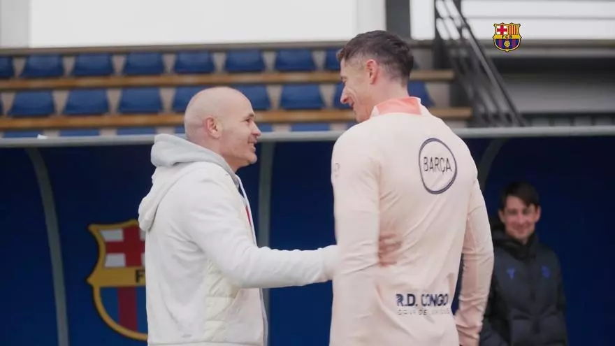Iniesta, cariñoso con Lewandowski: "¡Pichichi!"