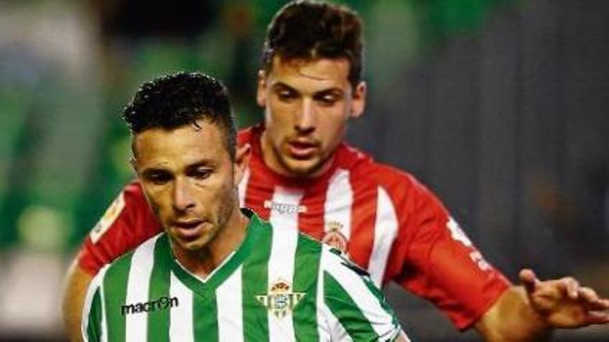 Àlex Granell defensant Rubén Castro en una jugada del Betis-Girona disputat ahir al vespre al Benito Villamarín.