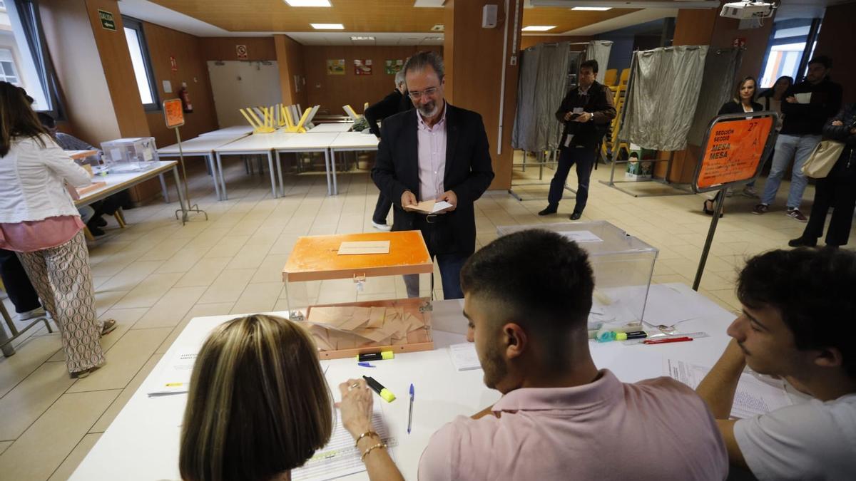 Carlos Flores, esta mañana al ir a votar.