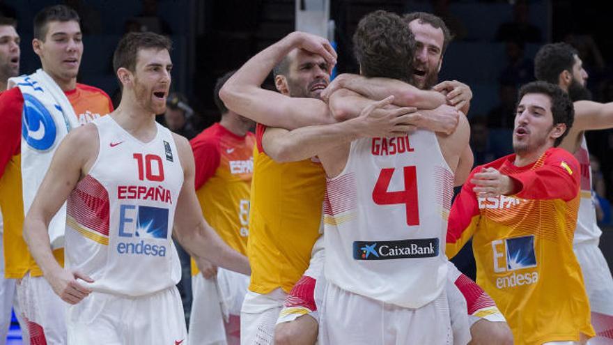 La selección española celebra su último Eurobasket.