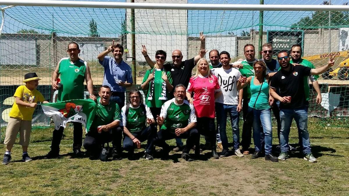 Miembros de la peña y amigos, en un año anterior en el Príncipe Felipe. Luis Fernández, abajo, con gafas, justamente en el medio, aún vivía.