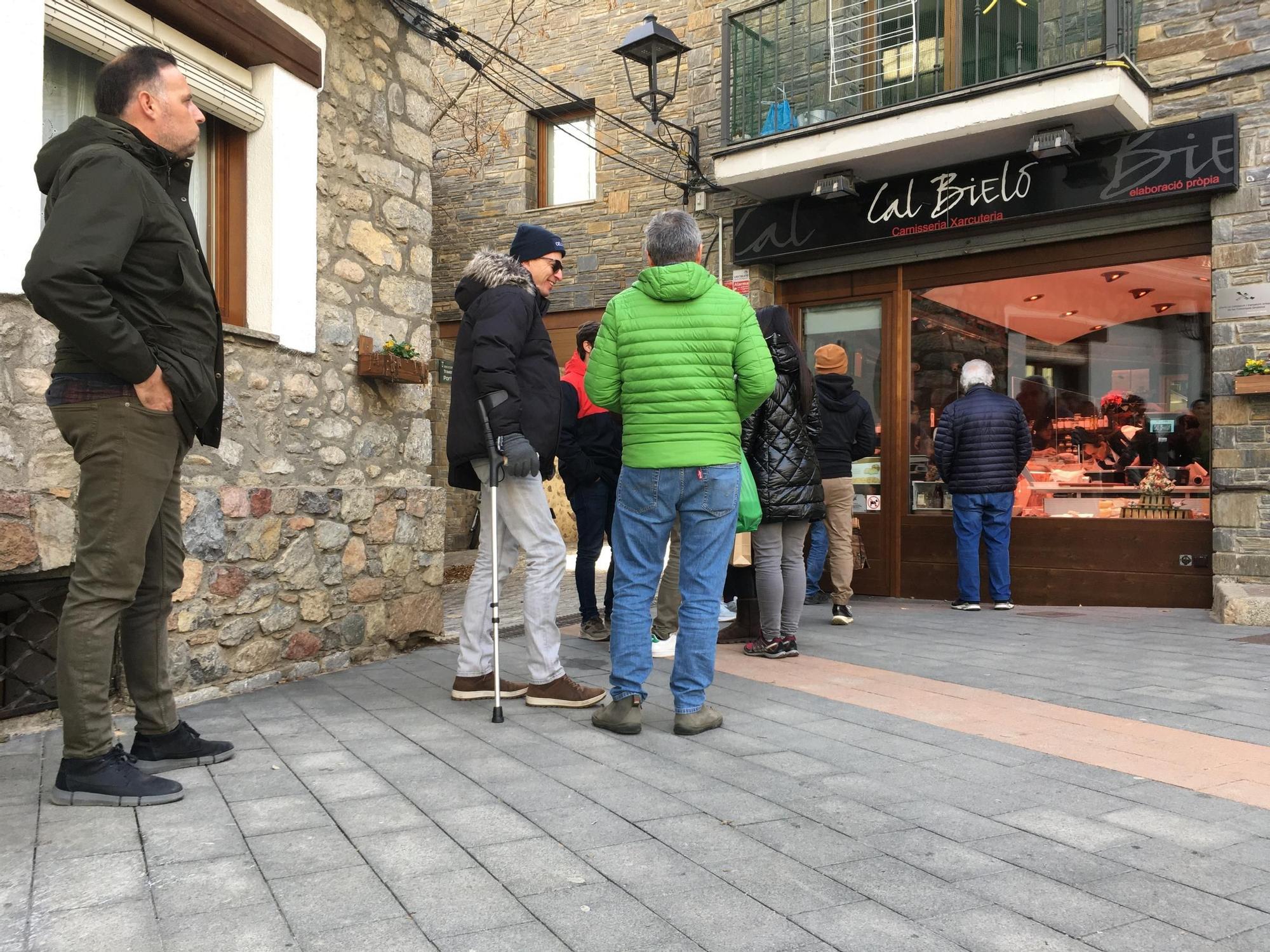 Cues als comerços de la Cerdanya pel pont de la Puríssima