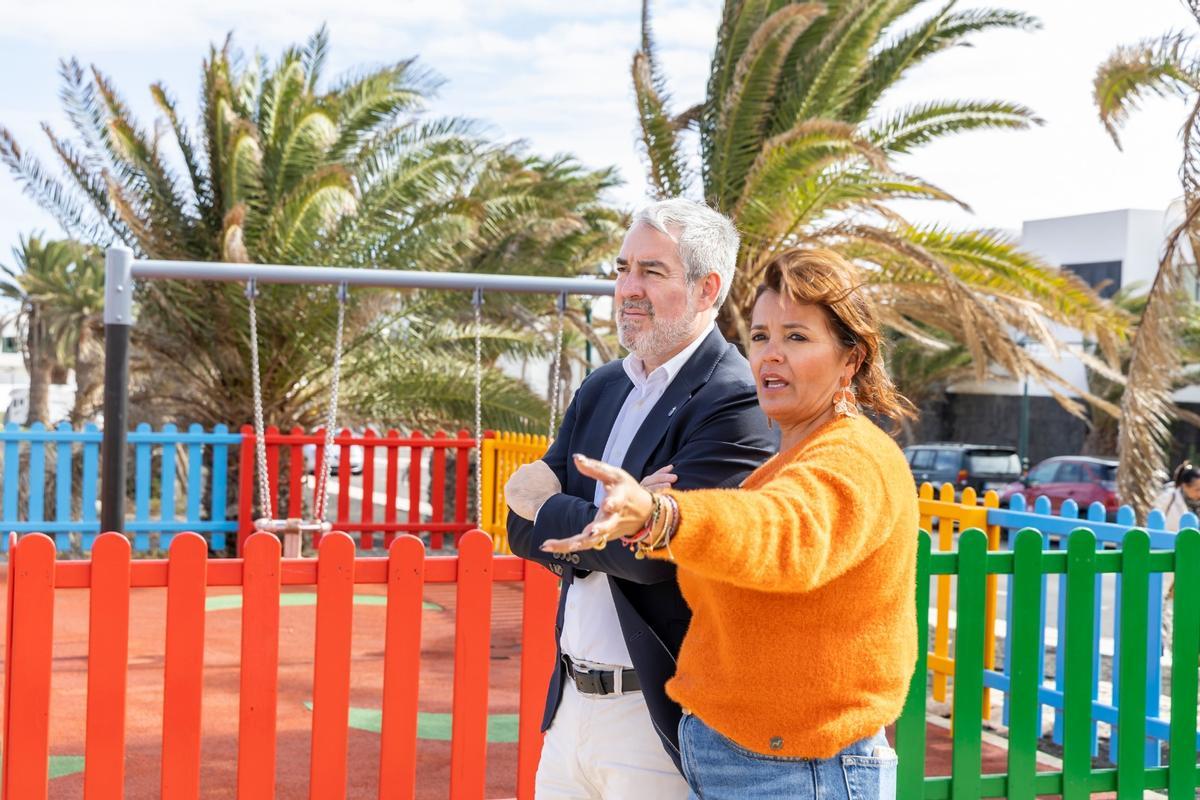 Fernando Clavijo y Olivia Duque, en el parque infantil de la calle Laguna, en Costa Teguise, este miércoles
