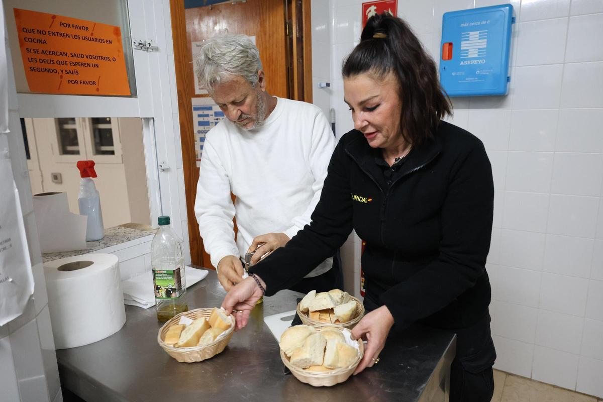 El voluntario José Luis y Teresa, trabajadora de Seguridad, colaborando en el comedor social.