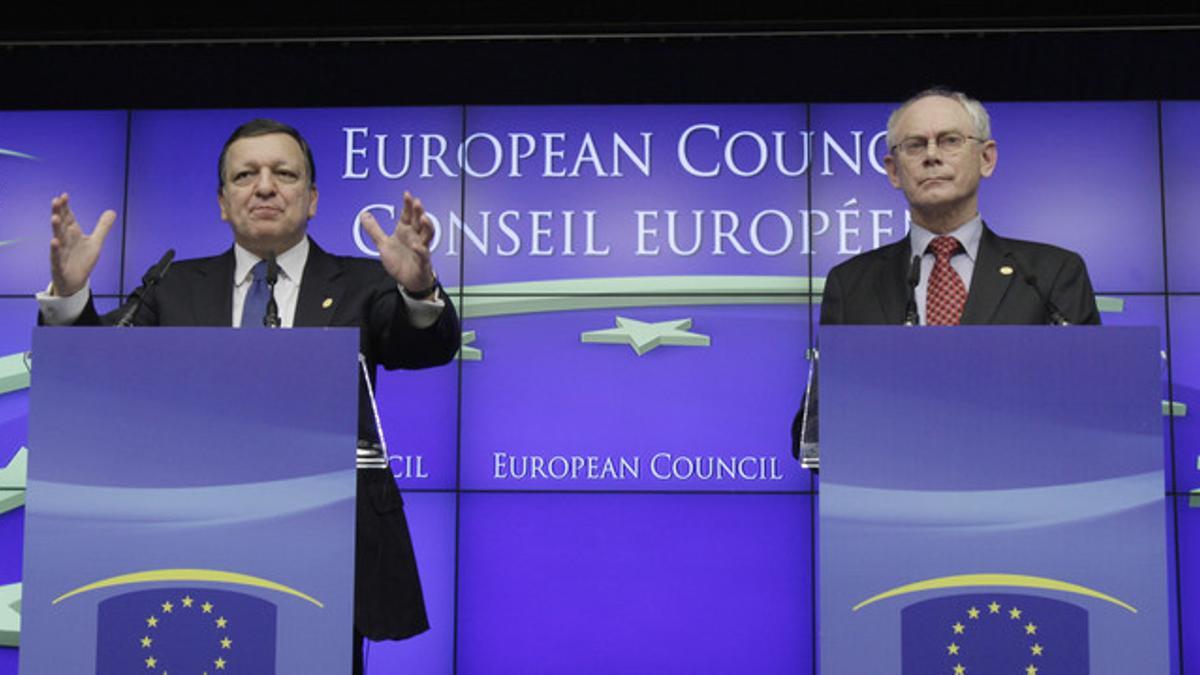 El presidente de la Comisión Europea, José Manuel Durao Barroso, y el presidente del Consejo Europeo, Herman van Rompuy, durante la rueda de prensa que han ofrecido al final de la reunión de la UE, esta madrugada en Bruselas.