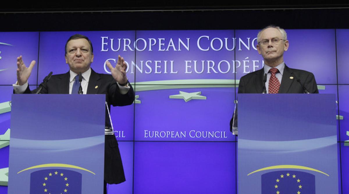 El president de la Comissió Europea, José Manuel Durao Barroso, i el president del Consell Europeu, Herman van Rompuy, durant la roda de premsa que han ofert al final de la reunió de la UE, aquesta matinada a Brussel·les. El president de la Comissió Europea, José Manuel Durao Barroso, i el president del Consell Europeu, Herman van Rompuy, durant la roda de premsa que han ofert al final de la reunió de la UE, aquesta matinada a Brussel·les.