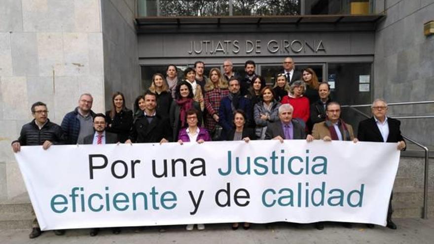 Jutges i fiscals gironins es manifesten davant les portes dels Jutjats de Girona amb motiu de la vaga.