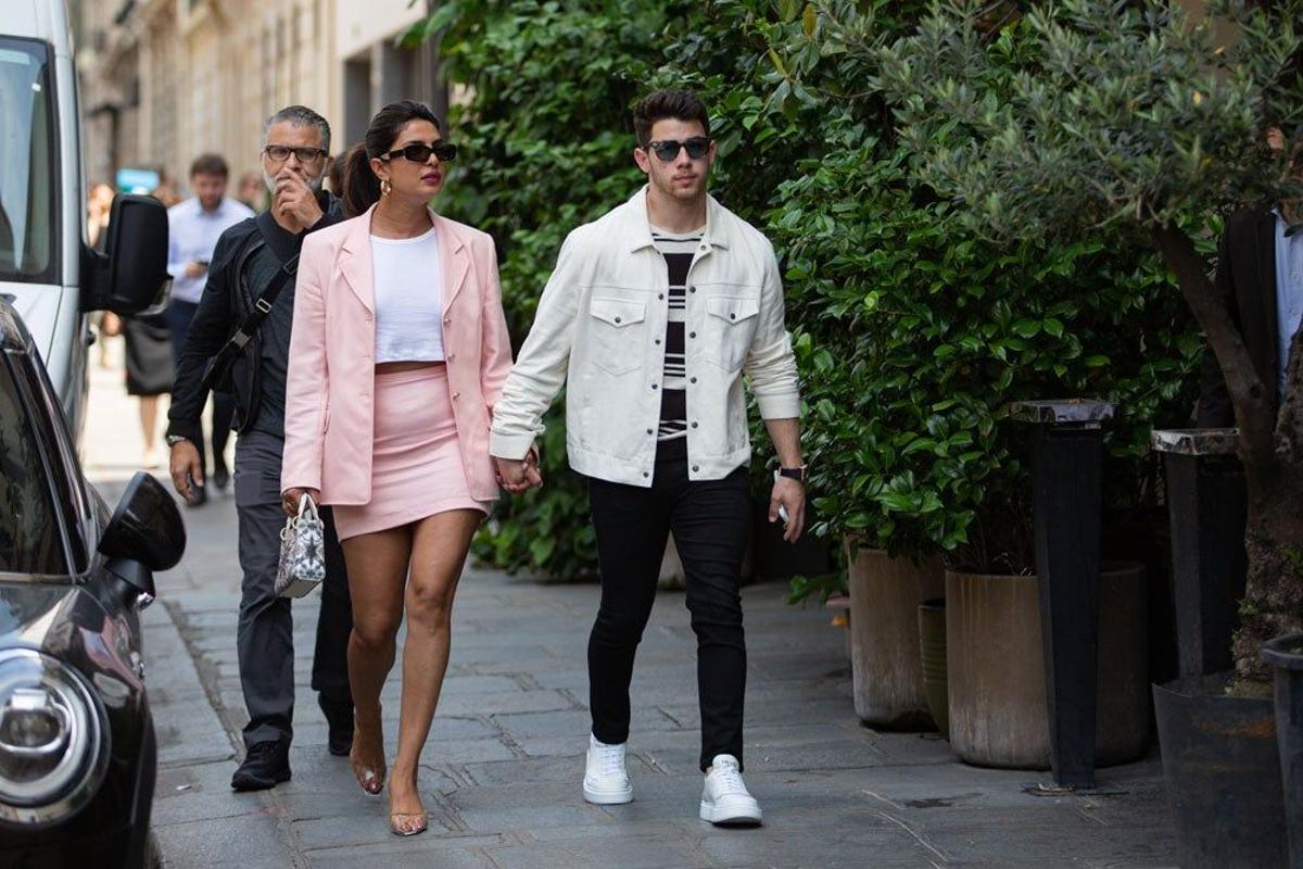 Nick Jonas y Priyanka Chopra en uno de sus paseos por París