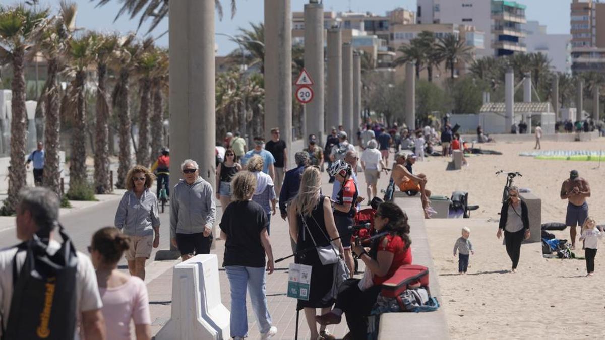 Turistas en Playa de Palma, en Mallorca.