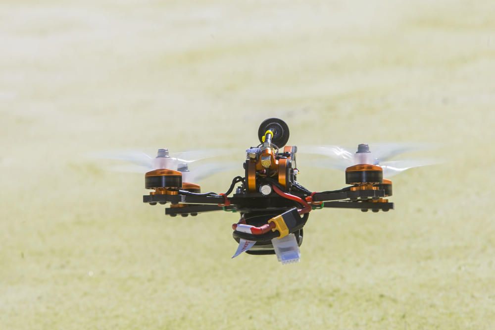 Alicante celebra el primer curso de construcción y pilotaje de drones de carreras para niños.