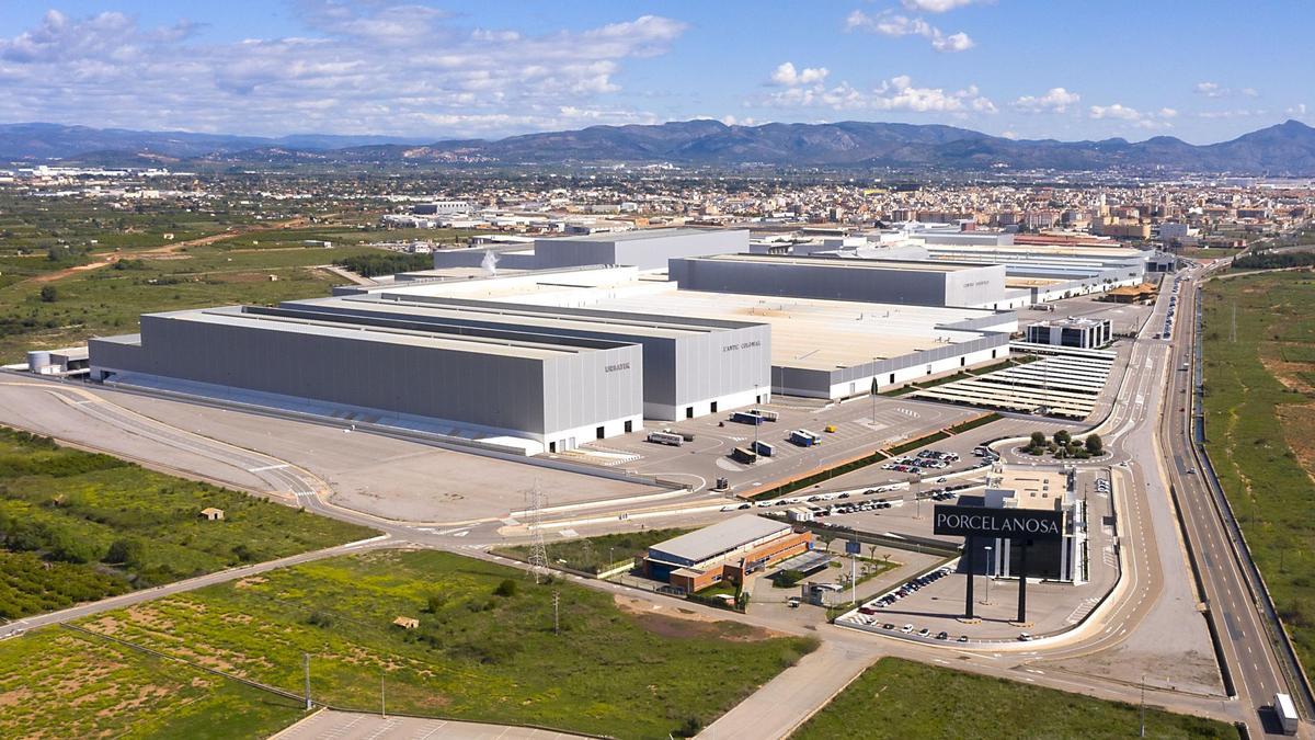Vista de una de las áreas industriales de Porcelanosa Grupo en Vila-real. La firma cuenta con una plantilla de 4.800 profesionales en 137 países, además de 1.089 puntos de venta y 57 centros logísticos.
