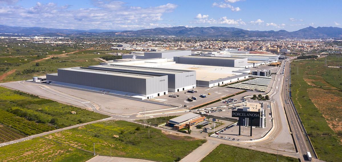 Vista de una de las áreas industriales de Porcelanosa Grupo en Vila-real. La firma cuenta con una plantilla de 4.800 profesionales en 137 países, además de 1.089 puntos de venta y 57 centros logísticos.
