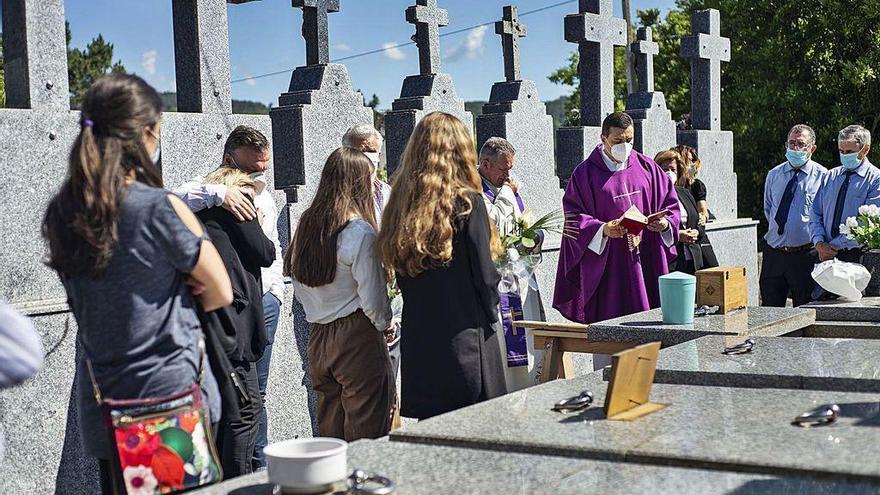 El funeral celebrado ayer en el cementerio de Faramontaos de A Merca.