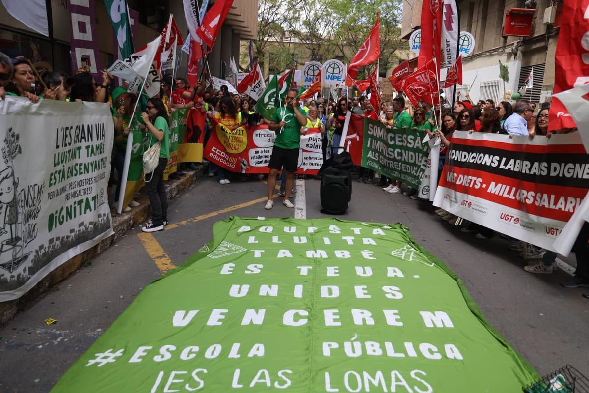 Protesta de los profesores frente a la sede territorial de Educación en Alicante