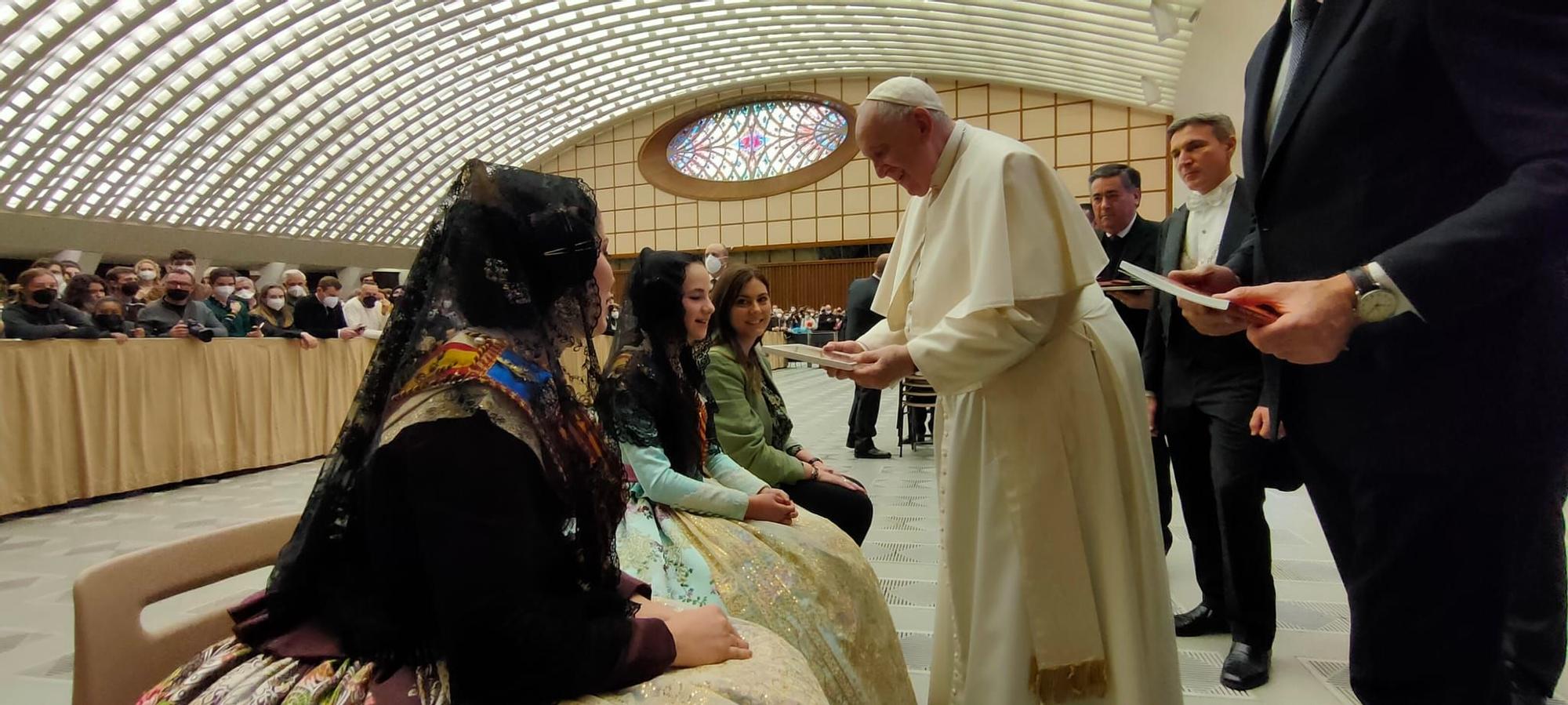 Extra Fallas Levante-EMV. Momento histórico: el papa Francisco recibe a las falleras mayores de València