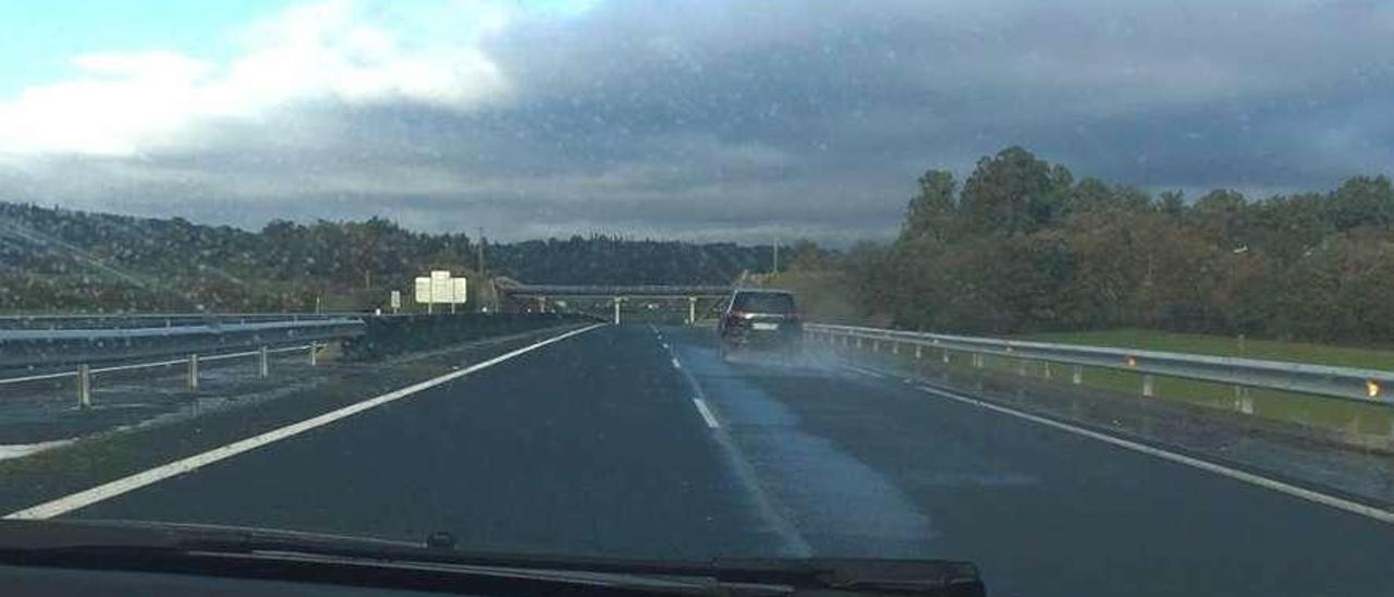 Charcos en el carril derecho de la AP-53 a su paso por Silleda, con el izquierdo en perfecto estado. // P.F.