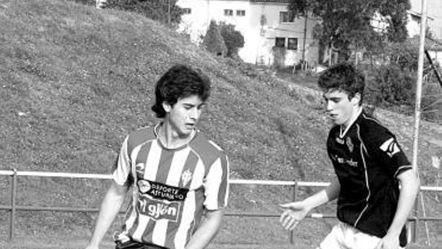 Álex Serrano controla el balón en un partido con el juvenil ante el Bansander.