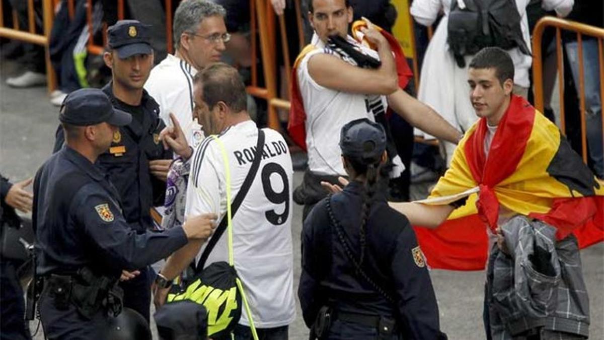 La policía cachea a aficionados del Real Madrid en una final de Copa