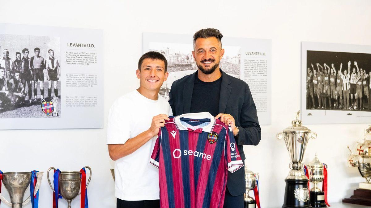 El Villarreal CF y el Levante UD hicieron oficial este martes la cesión de Thiago Fernández al conjunto granota.