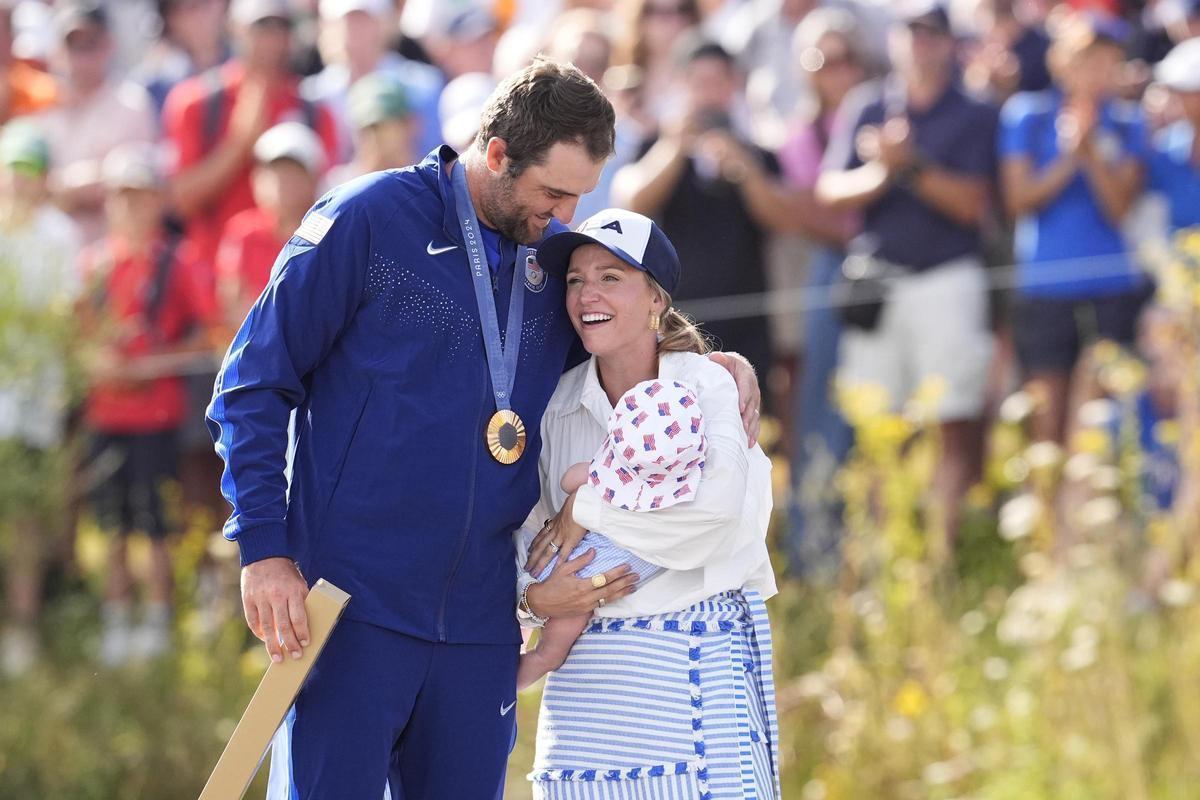 Scottie Scheffler, oro olímpico en golf, junto a su mujer Meredith y su hijo Bennett.