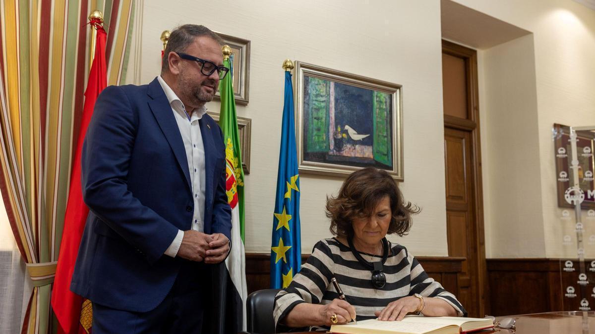 Carmen Calvo, durante su visita institucional al Ayuntamiento de Mérida, donde ha firmado en el Libro de Honor y ha ofrecido una conferencia por el V centenario del Consejo de Estado.