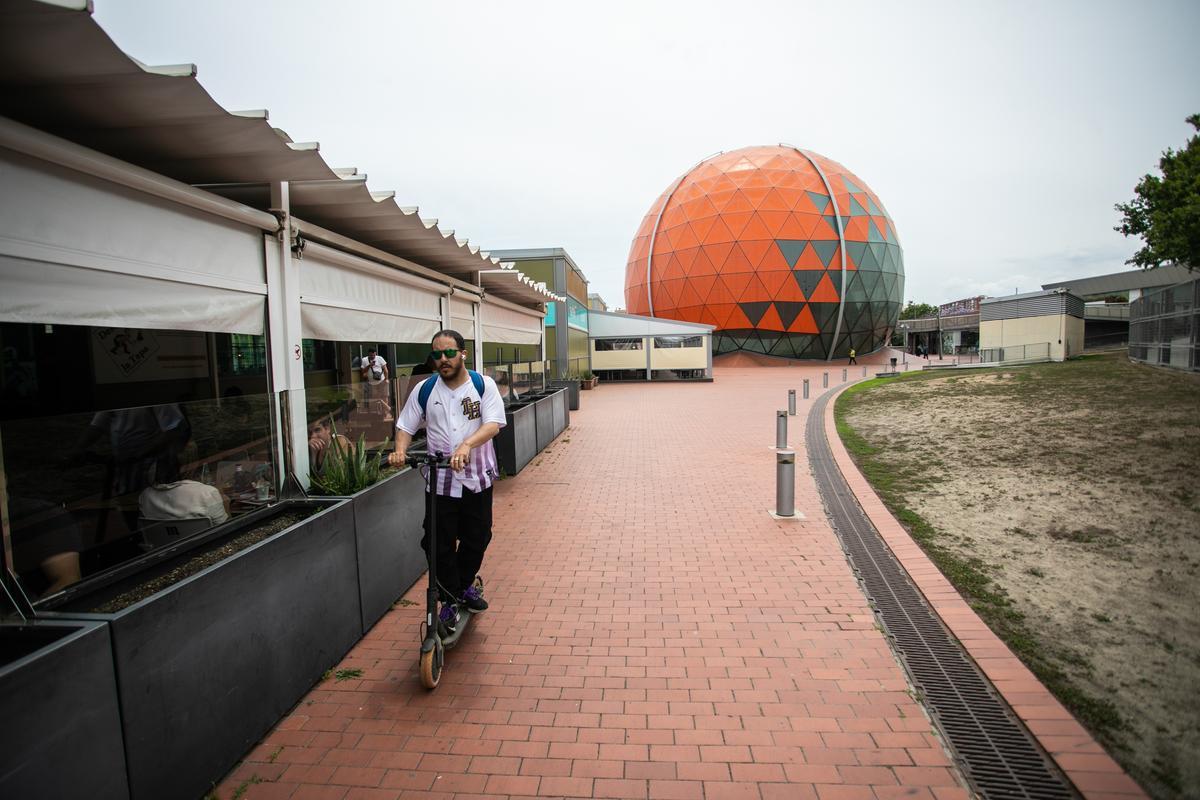 Terraza superior del centro comercial, con la estructura en forma de pelota de baloncesto coronando el conjunto