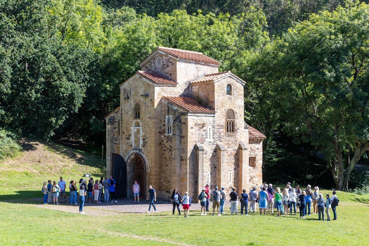 Turistas de visita en los monumentos del Arte Asturiano del Naranco.