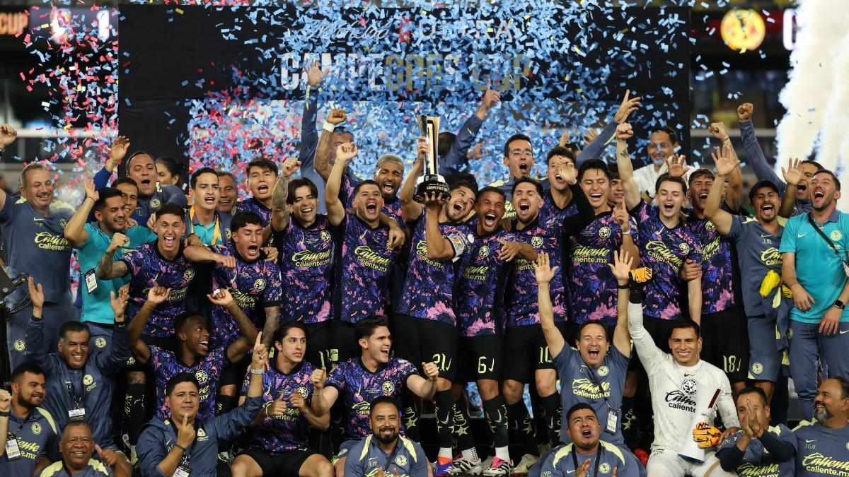 Los jugadores del Club América levantan la Campeones Cup