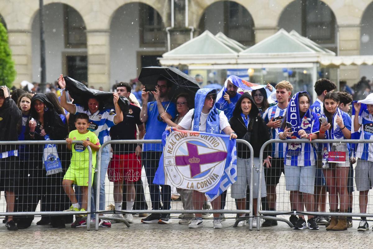 Miles de personas celebraron el ascenso con el Deportivo en la plaza de María Pita de A Coruña