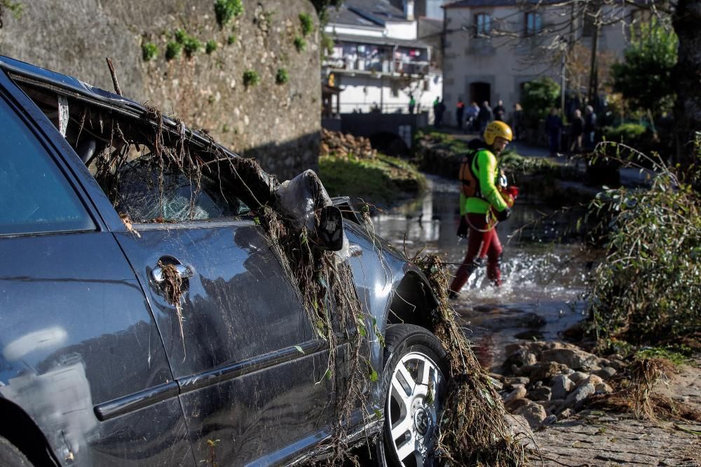 La brutal tromba de agua que sacudió ayer noche a Viveiro se cobra una fallecida y cuantiosos daños materiales.