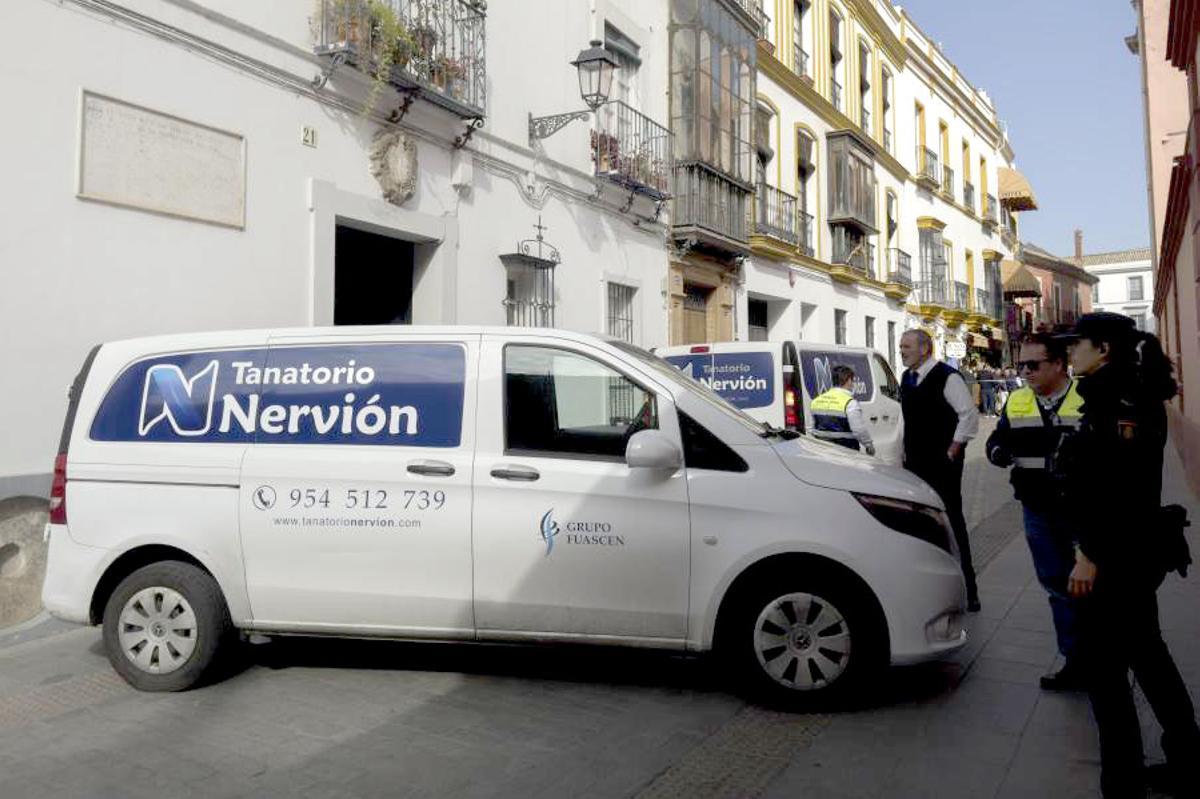 Un coche fúnebre traslada al matrimonio que ha fallecido este domingo por inhalación de humo