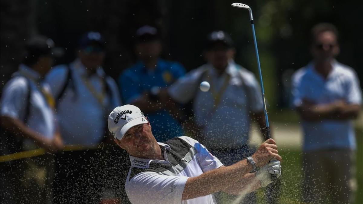 El escocés Marc Warren lider en Singapur, perseguido por un talento