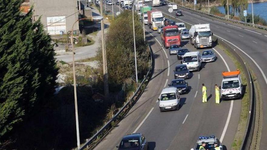 Atasco circulatorio en el tramo libre de peaje de la AP-9, que se utiliza como circunvalación.  // R. Vázquez