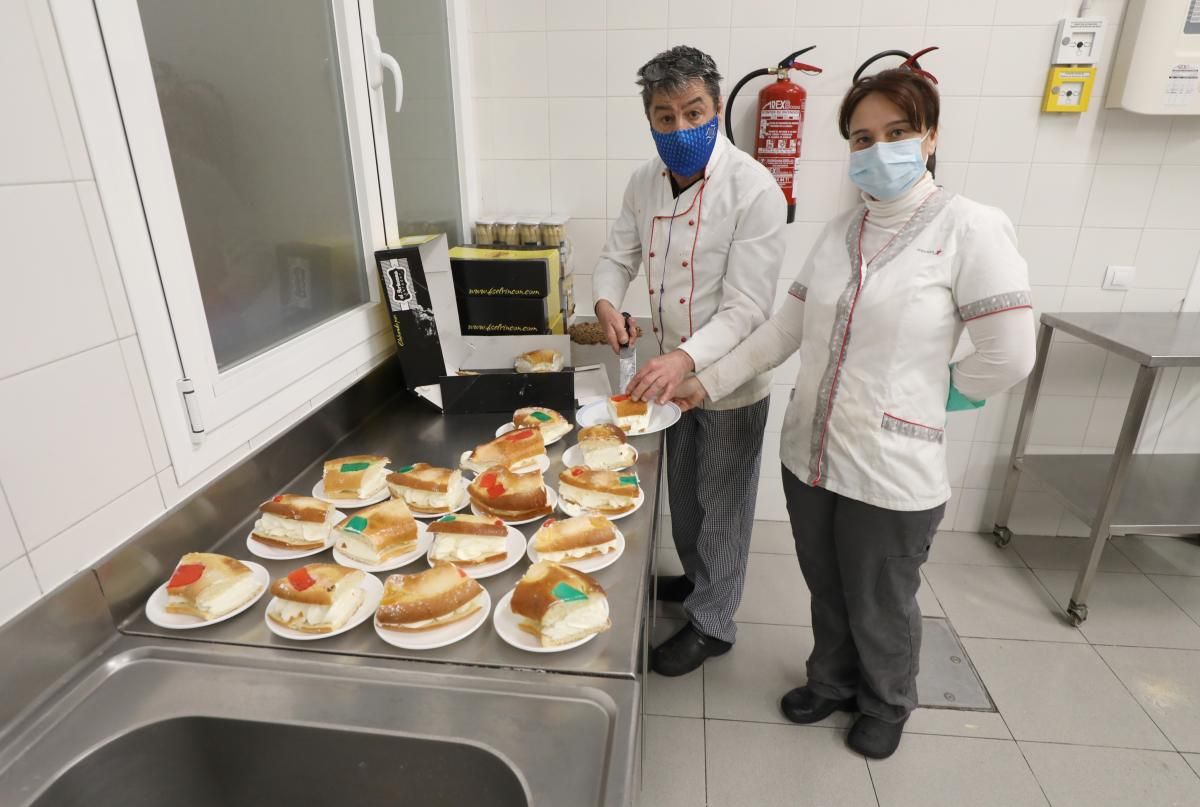 EL PERIÓDICO DE ARAGÓN entrega sus 150 roscones en el Día de San Valero y acerca la tradición a los comedores sociales