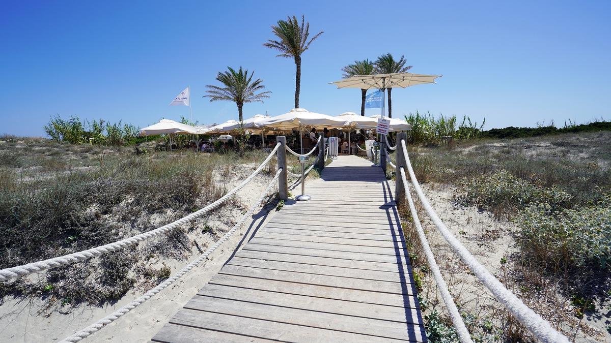 La playa de ses Illetes es un lugar idóneo para atracar el barco