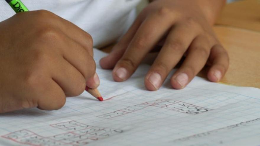 Un escolar realiza las tareas escolares.