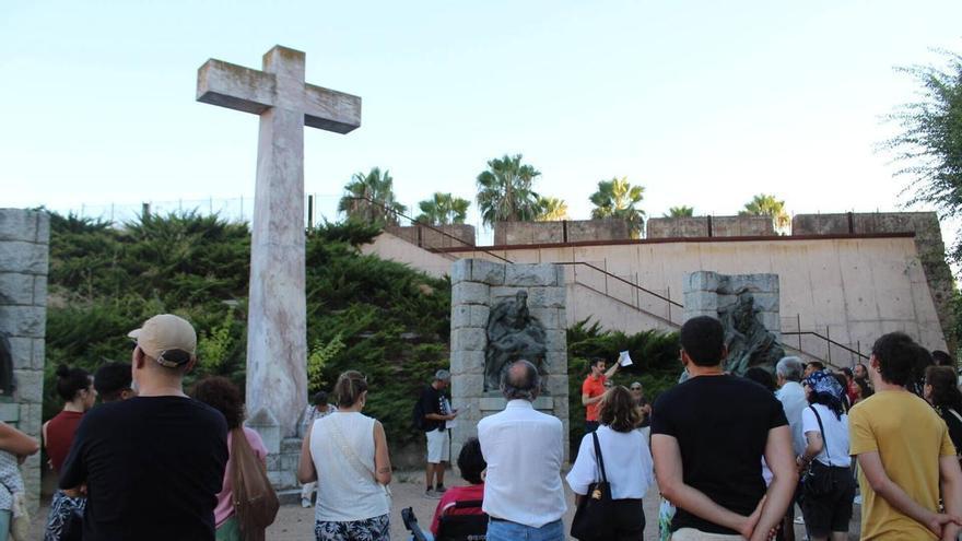 Galería | Así ha sido la ruta que recorre las huellas del Franquismo en Badajoz