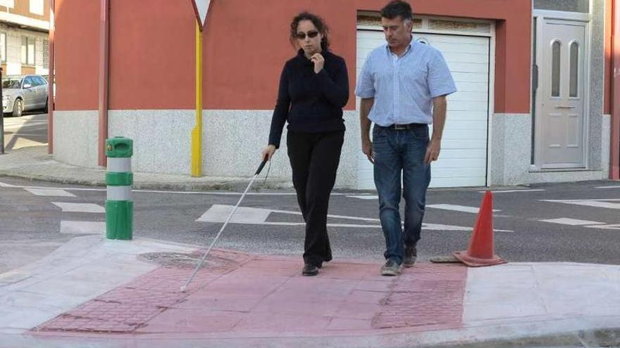 Alfredo Bea acompaña a la vecina para mostrarle cómo cruzar la calle.